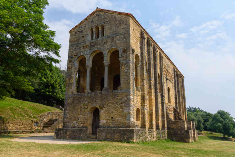 Oviedo 067 - iglesia de Santa María del Naranco.jpg